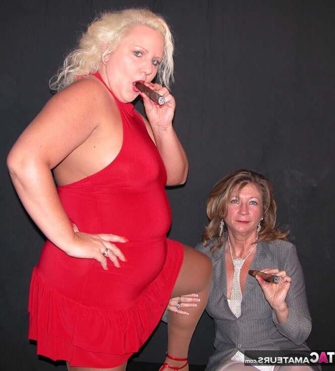 Formation Femdom: ouvre la bouche pour moi, cendrier!