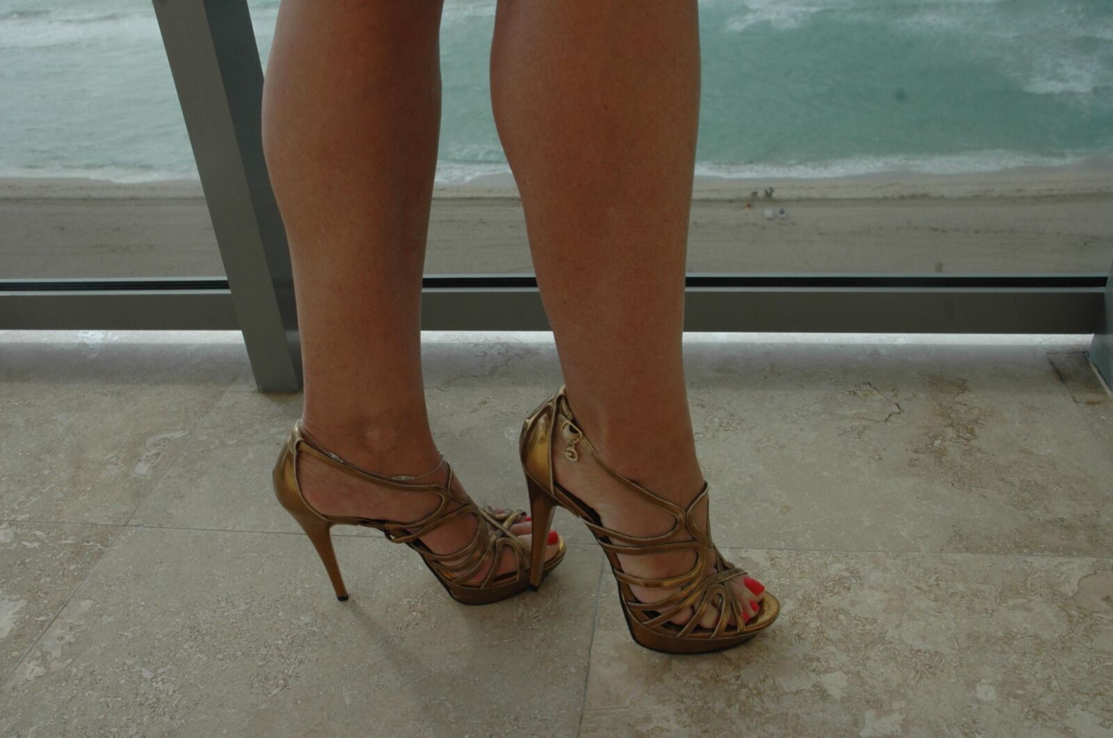 Pieds matures: talons hauts et pieds de Miami
