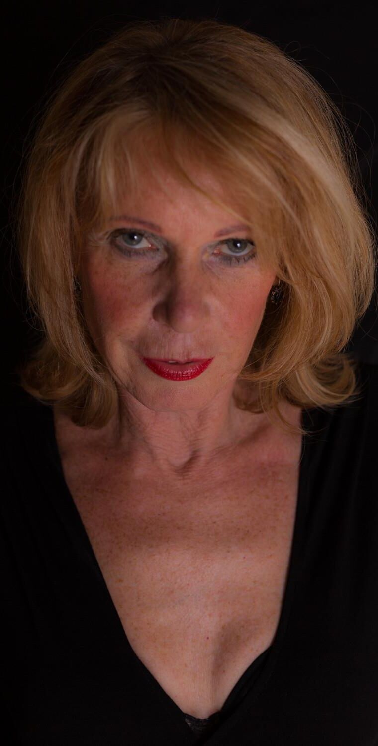 Horny Mature aime flash et montrer ses goodies