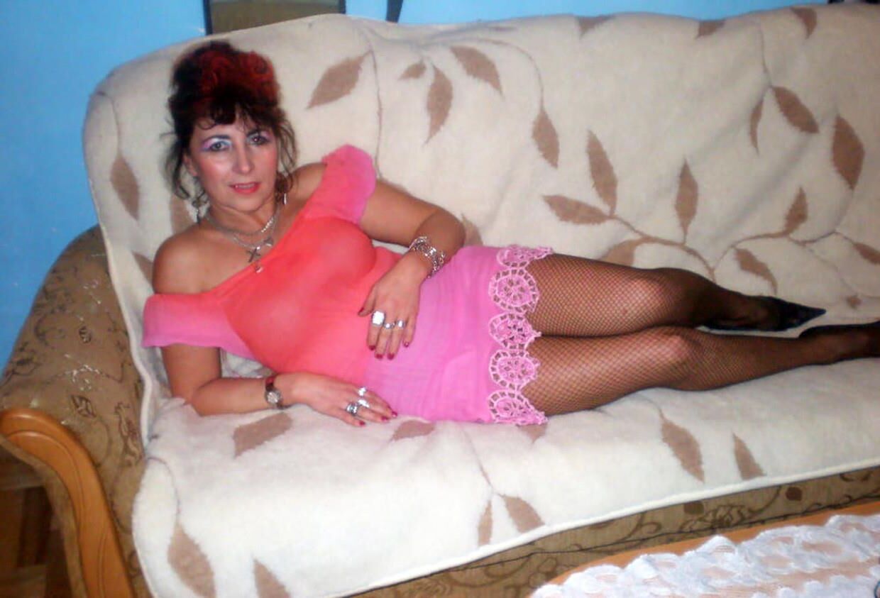 . Women fully dressed. No nudes!