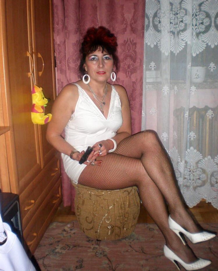 . Women fully dressed. No nudes!