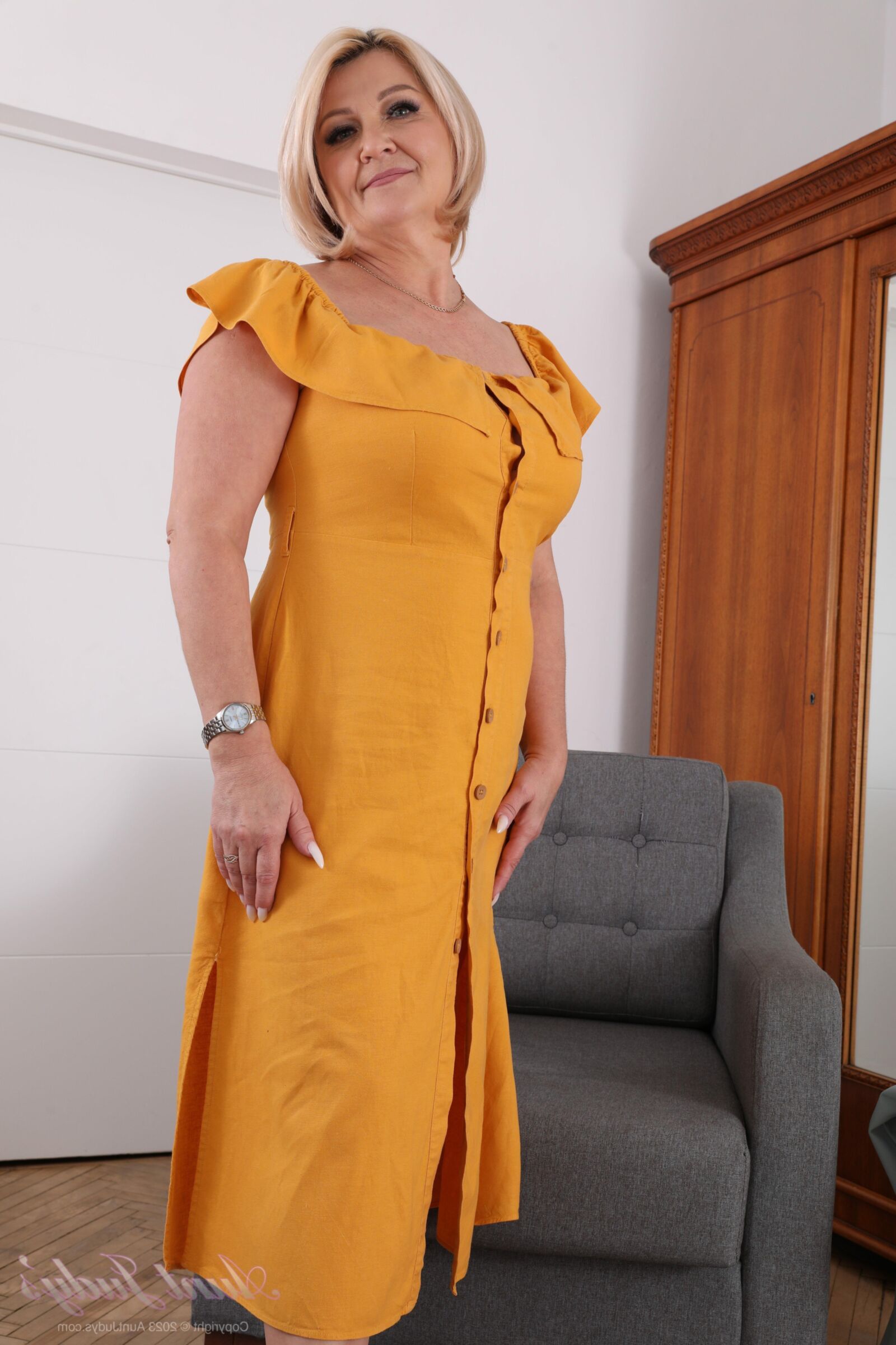 Auntjudys Linetta serve upskirt pisca em seu vestido amarelo,