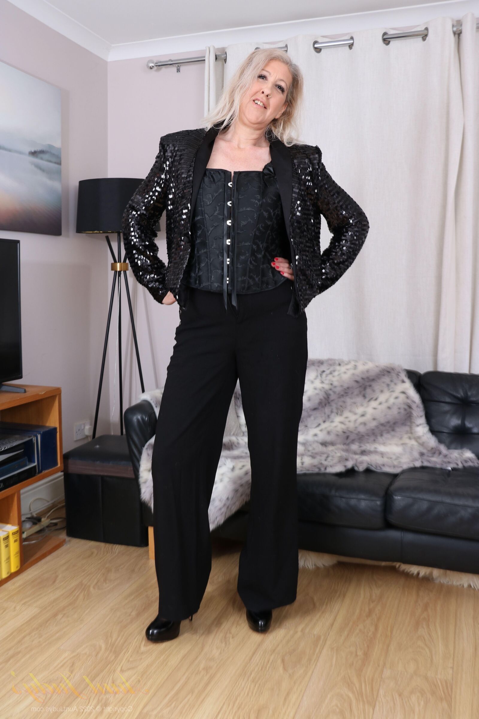 Auntjudys Maggie faz um elegante show de strip