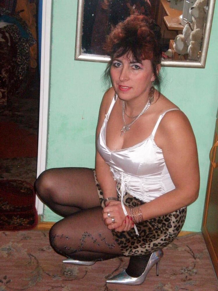 . Women fully dressed. No nudes!