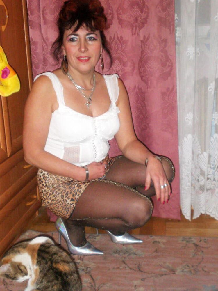 . Women fully dressed. No nudes!