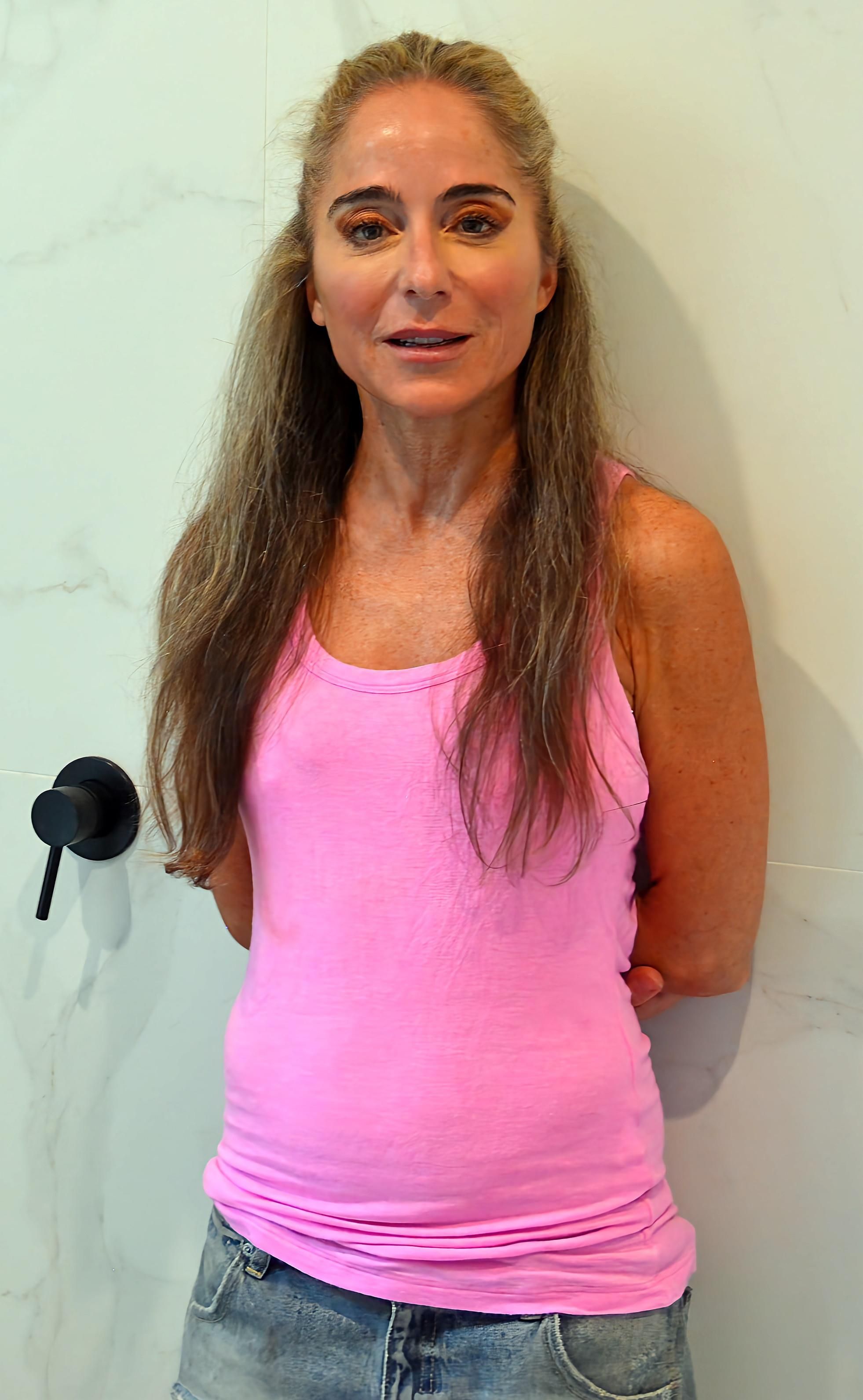 Skanky reife Schlampe im rosa Tanktop