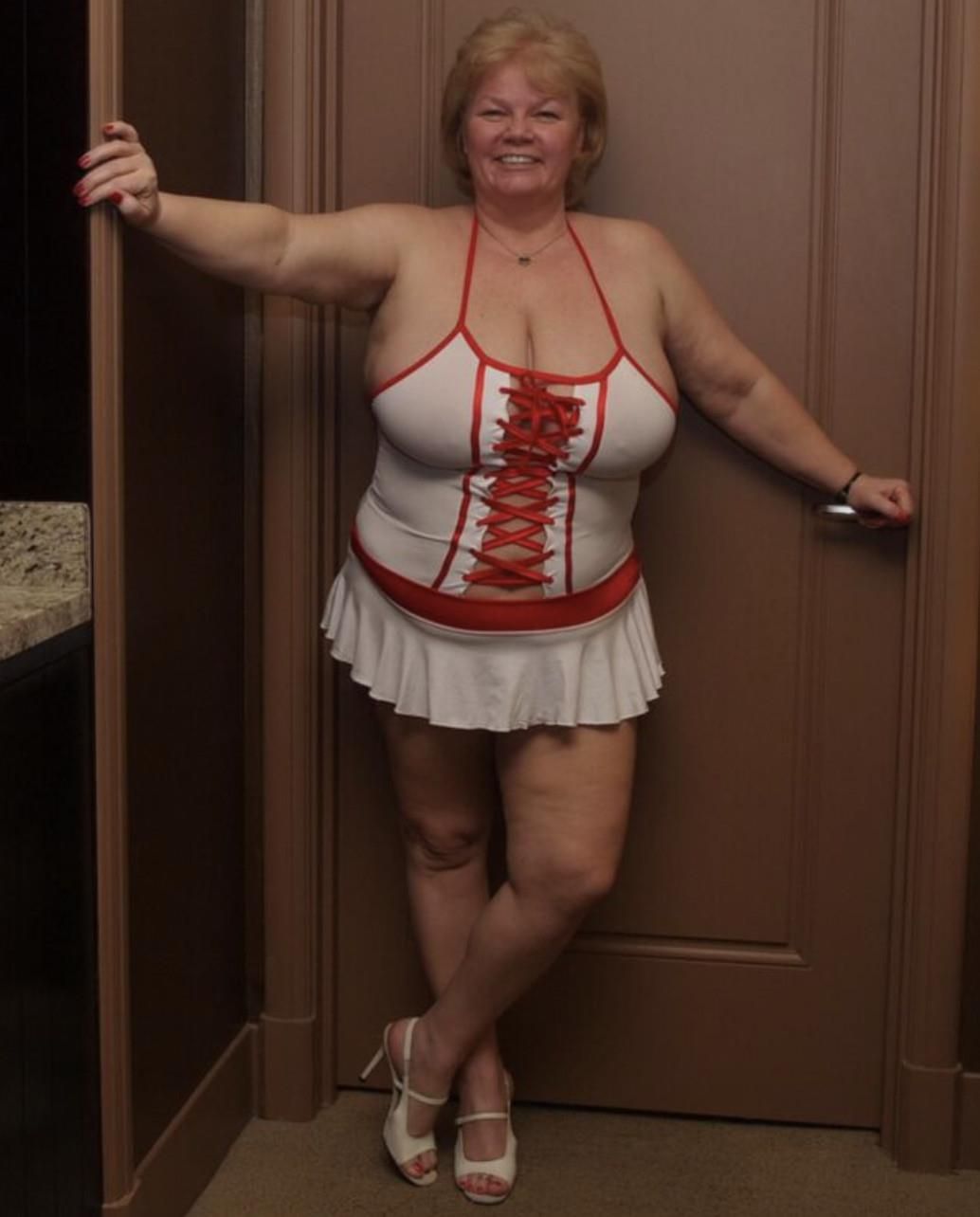 Épouse de salope amateur aux gros seins Janet