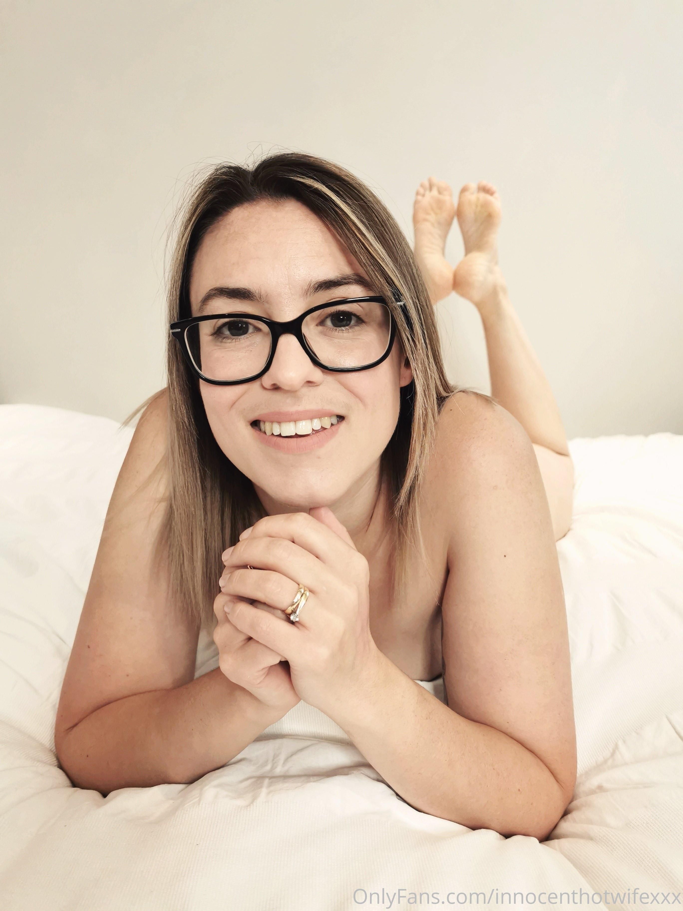 Innocenthotwife erstaunliche sexy kurvige Frau mit Brillen heiße Aufnahmen