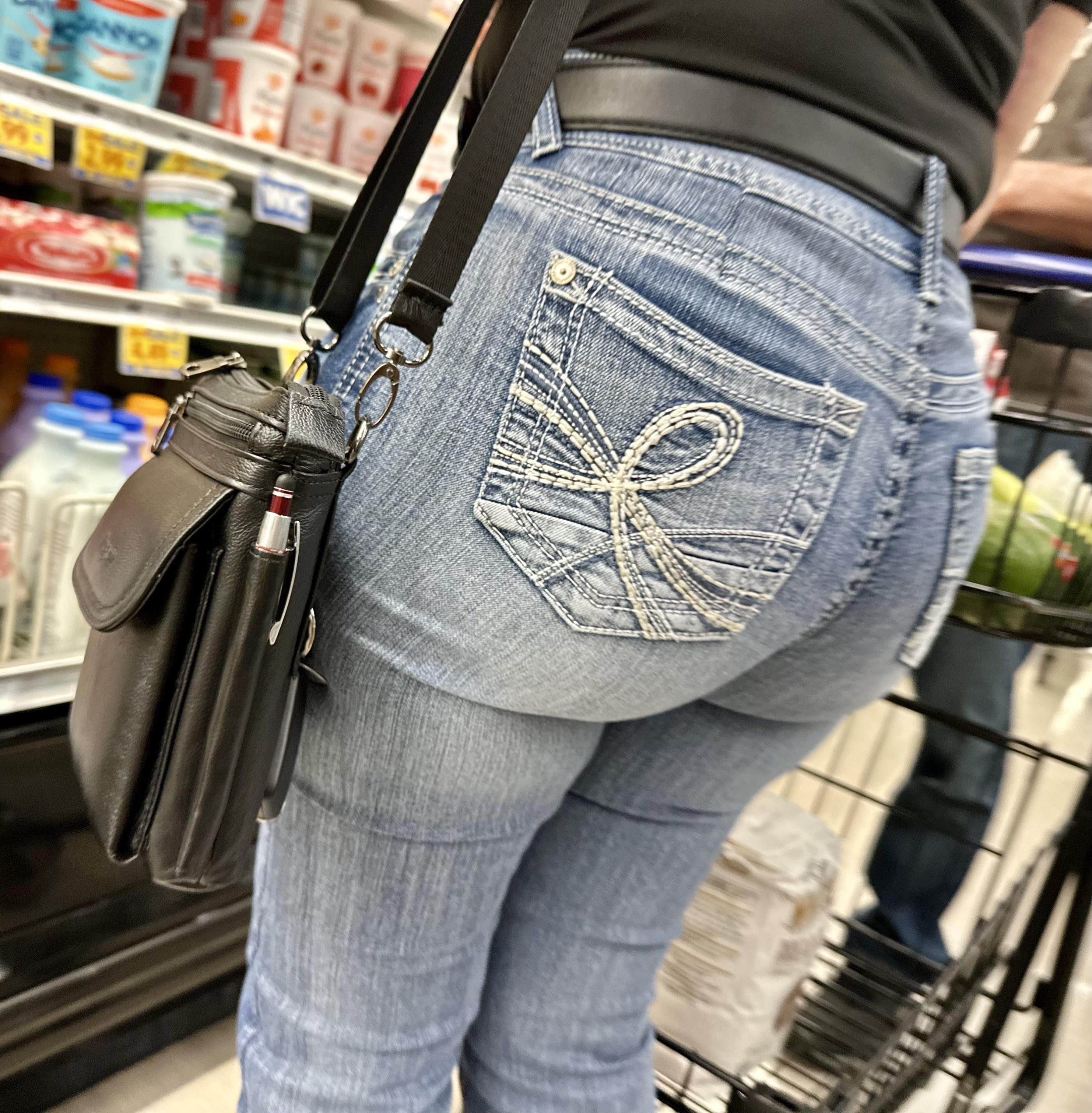 Итальянская задница MILF заполняет ее джинсы