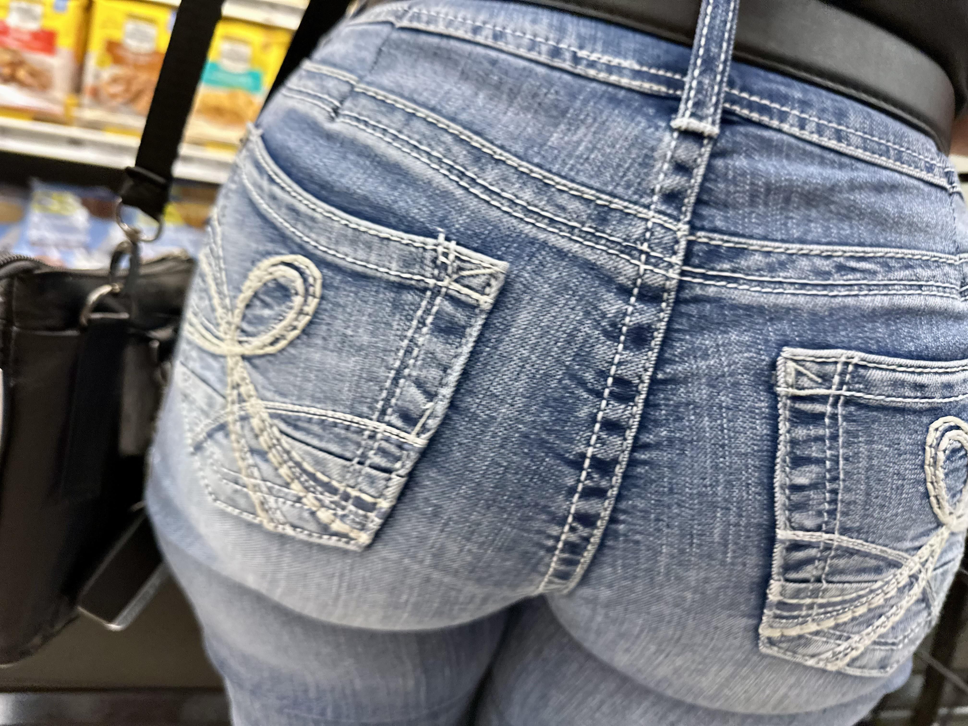 Итальянская задница MILF заполняет ее джинсы
