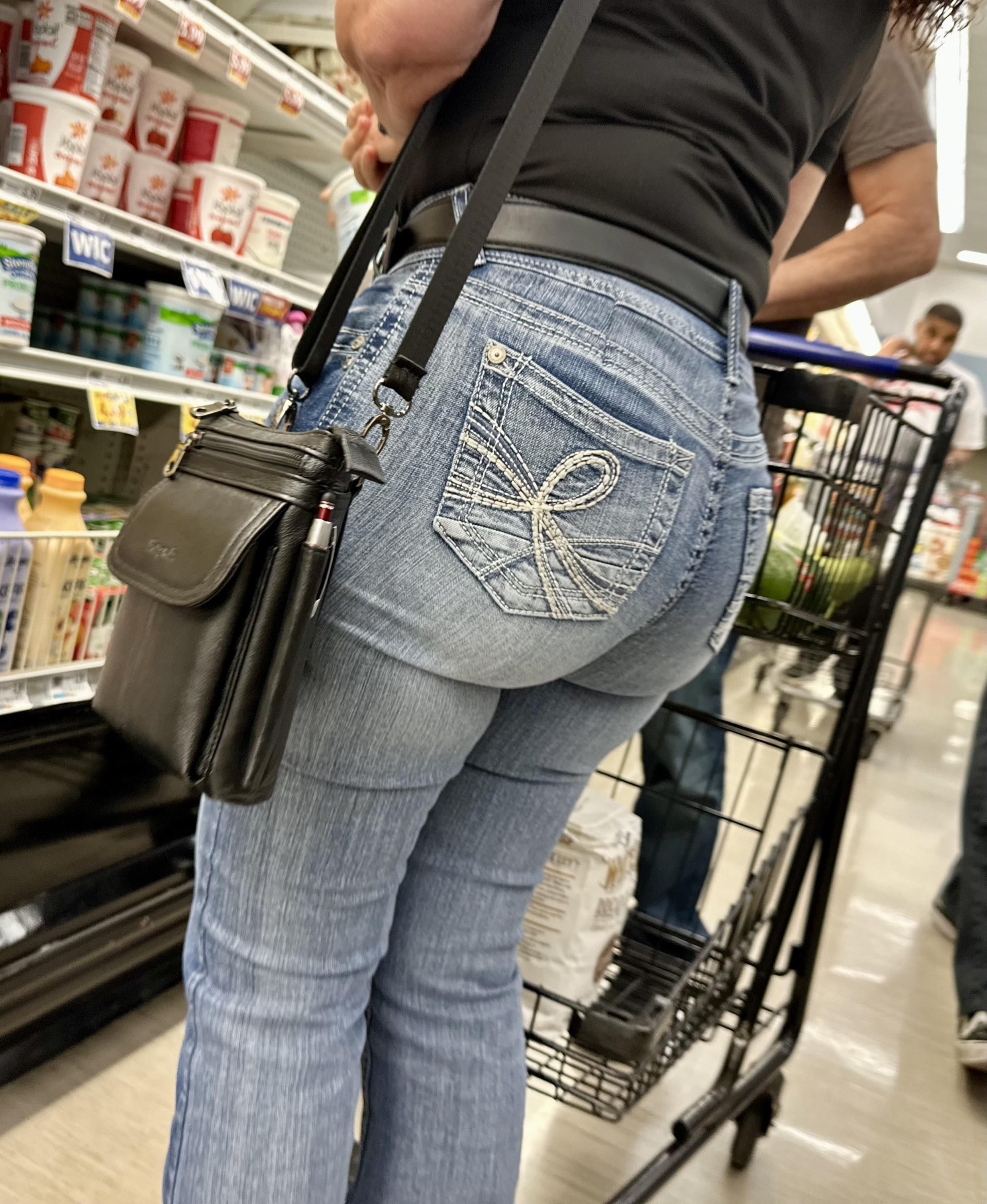Итальянская задница MILF заполняет ее джинсы