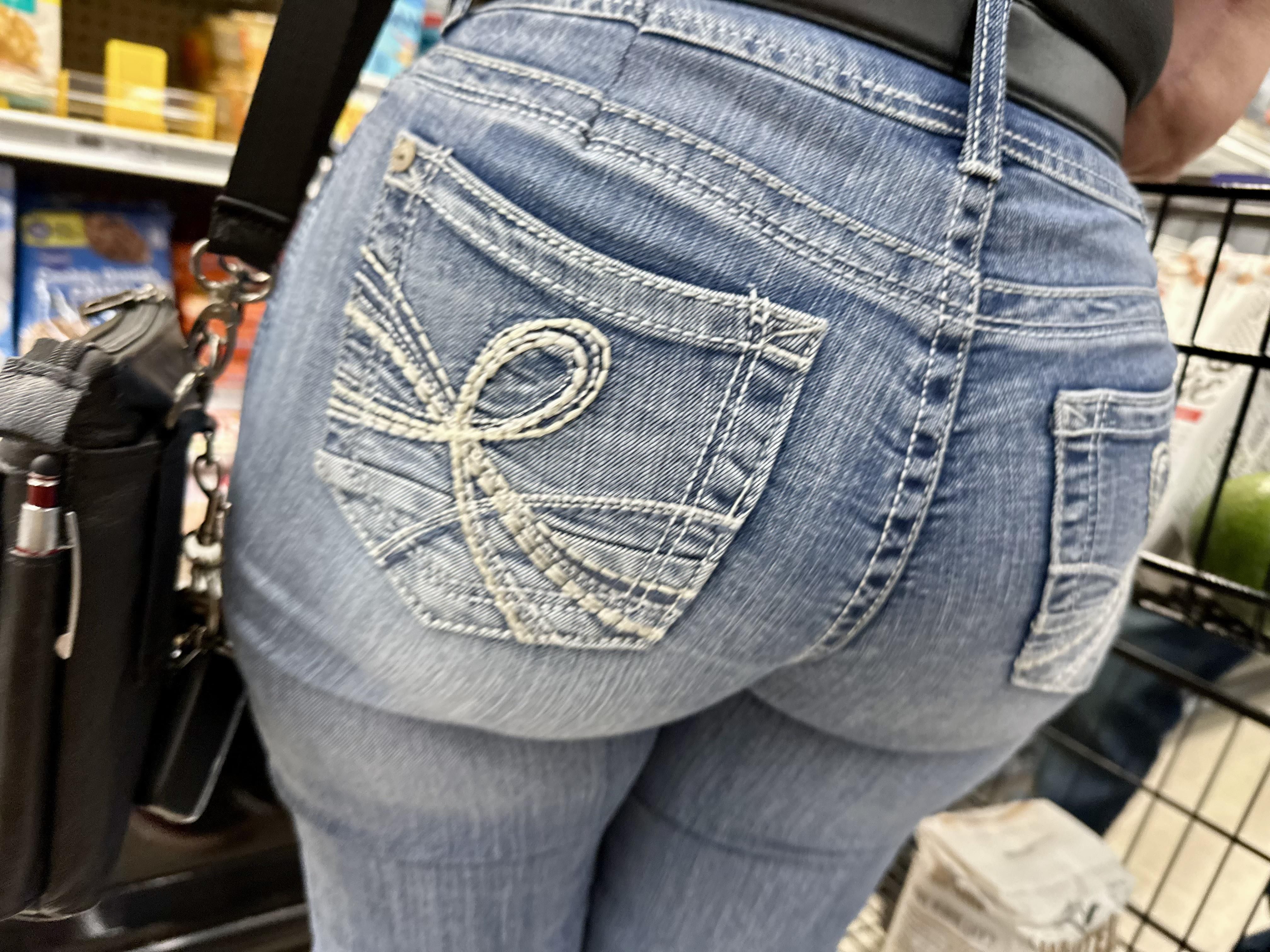 Итальянская задница MILF заполняет ее джинсы