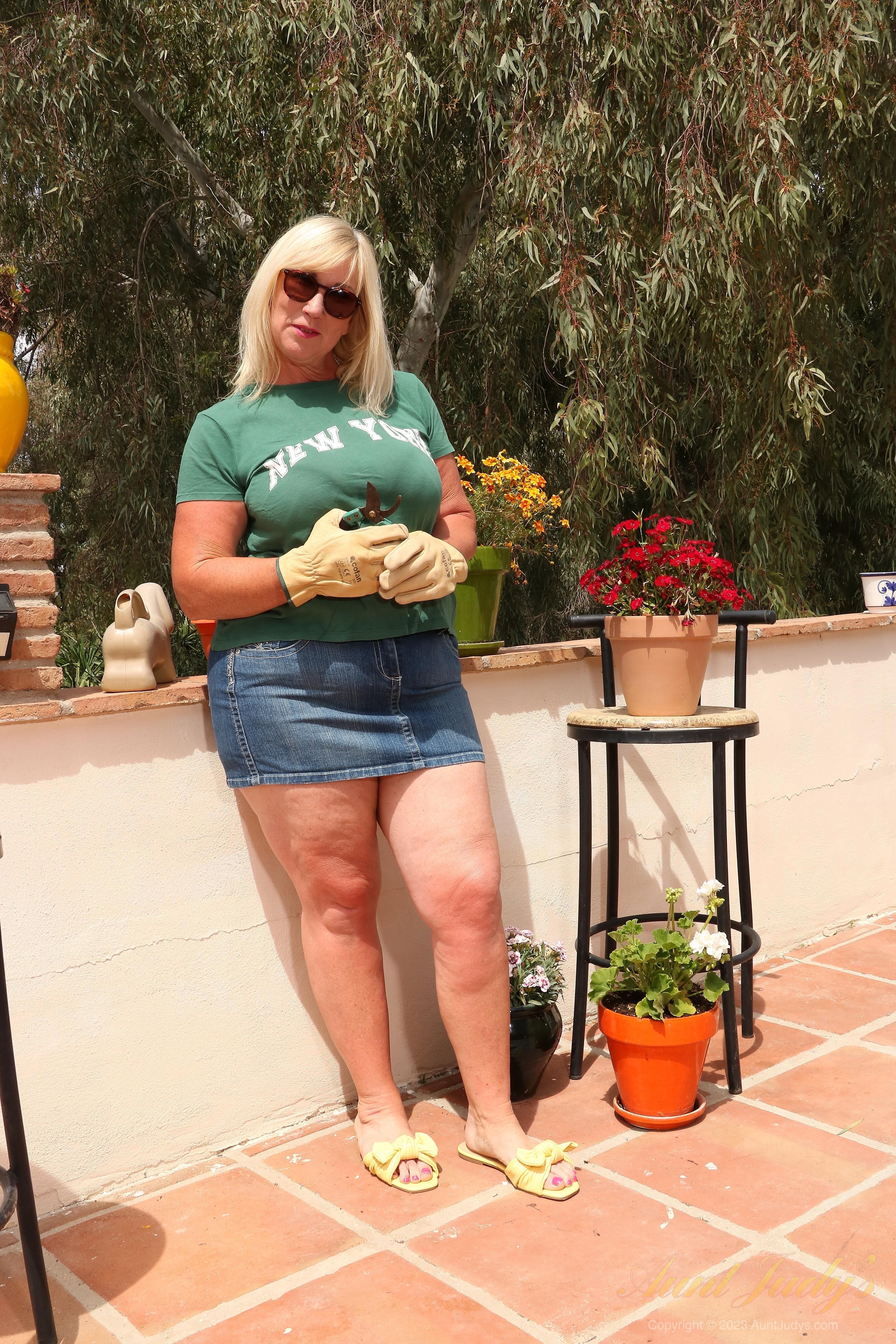 Tuntjudys Melody hace algo de jardinería, luego algunas masturbándose