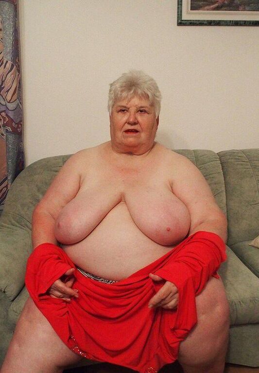 BEAUTIFUL BIG MATURE BOSOMS AKULA