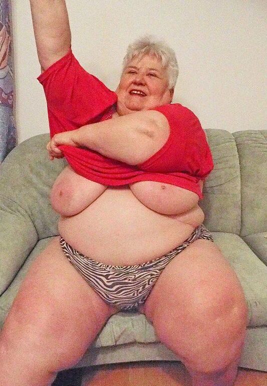 BEAUTIFUL BIG MATURE BOSOMS AKULA