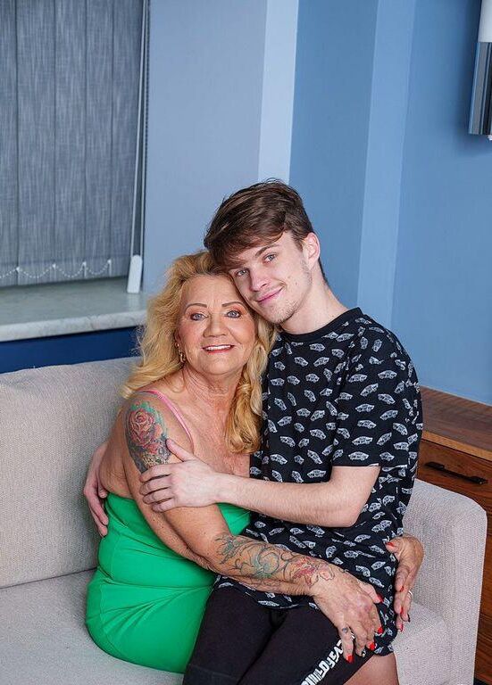 Lucky Boy leckt sich aus und fickt dann die Fotze seiner eigenen Mutter