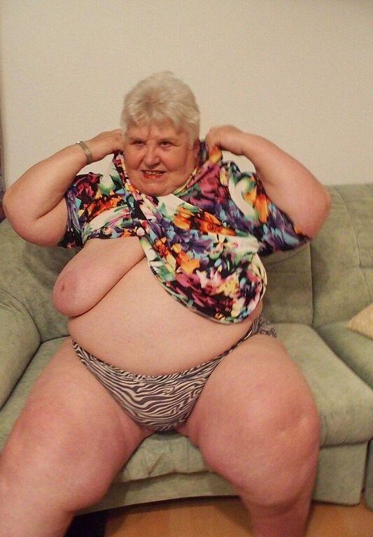 BEAUTIFUL BIG MATURE BOSOMS AKULA