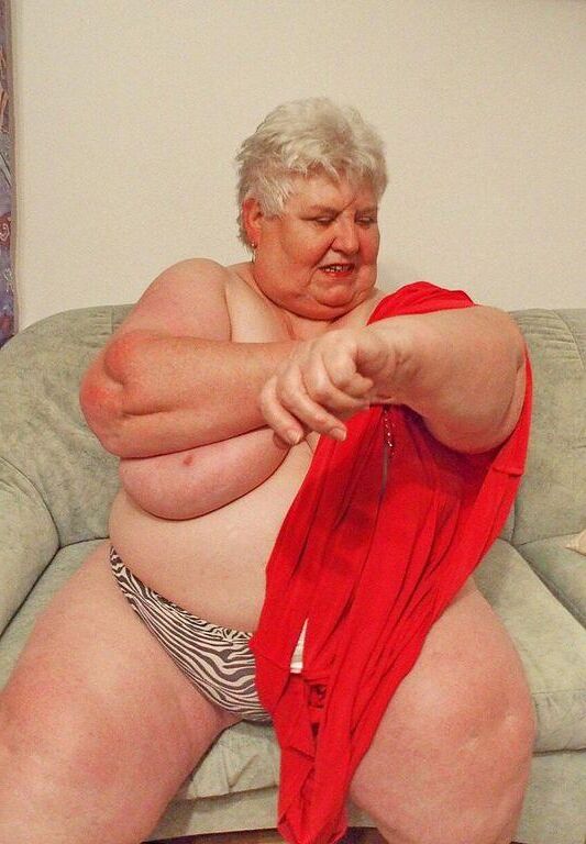 BEAUTIFUL BIG MATURE BOSOMS AKULA
