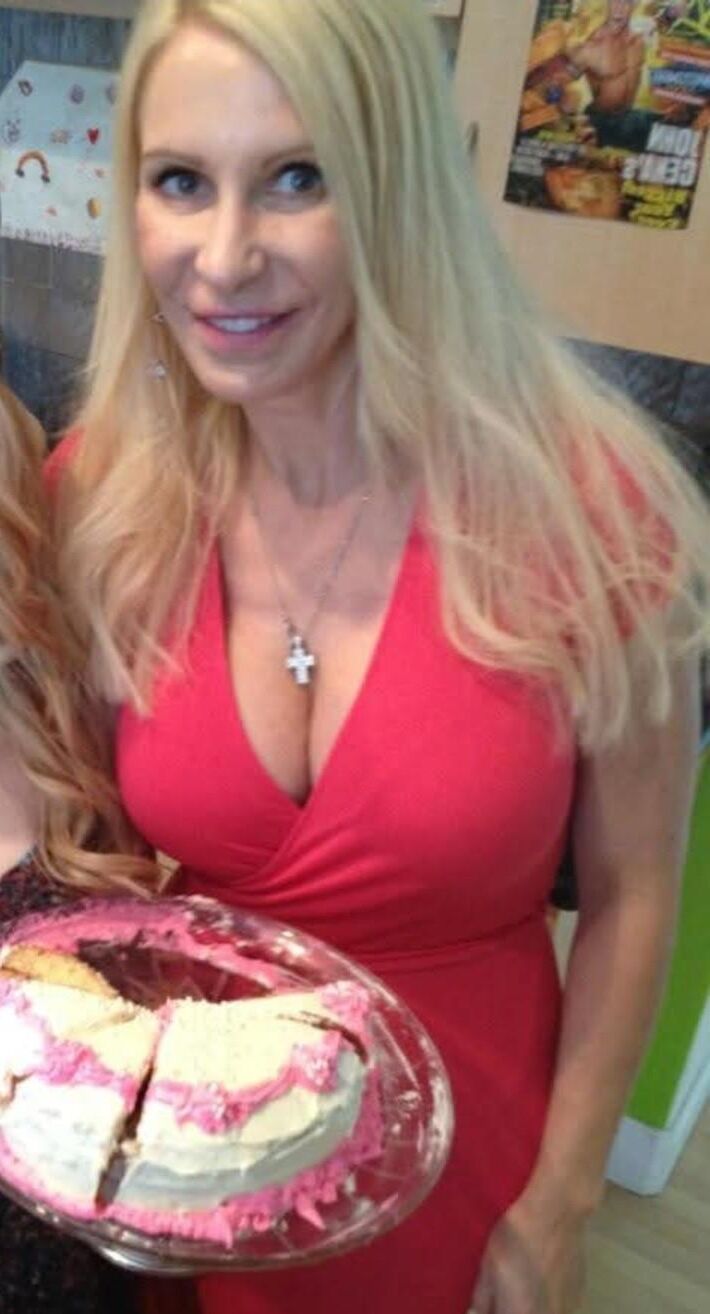 Ultimate Real Bimbo Milf Mom 