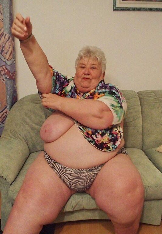 BEAUTIFUL BIG MATURE BOSOMS AKULA