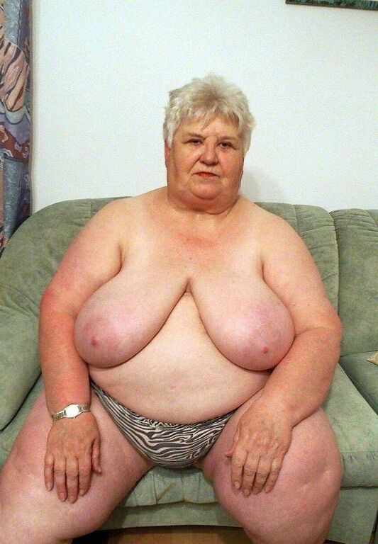 BEAUTIFUL BIG MATURE BOSOMS AKULA