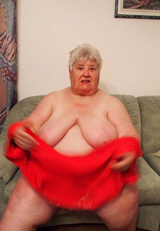 BEAUTIFUL BIG MATURE BOSOMS AKULA