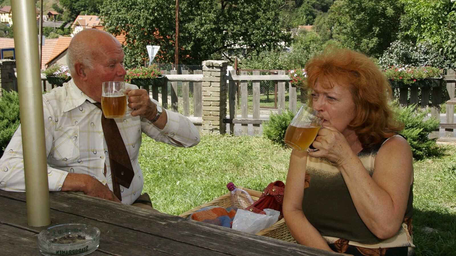 Ältere Menschen posieren können
