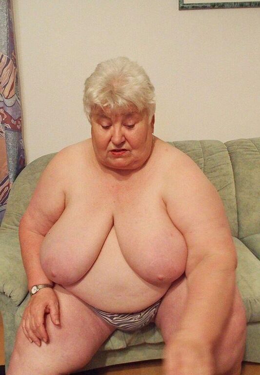 BEAUTIFUL BIG MATURE BOSOMS AKULA