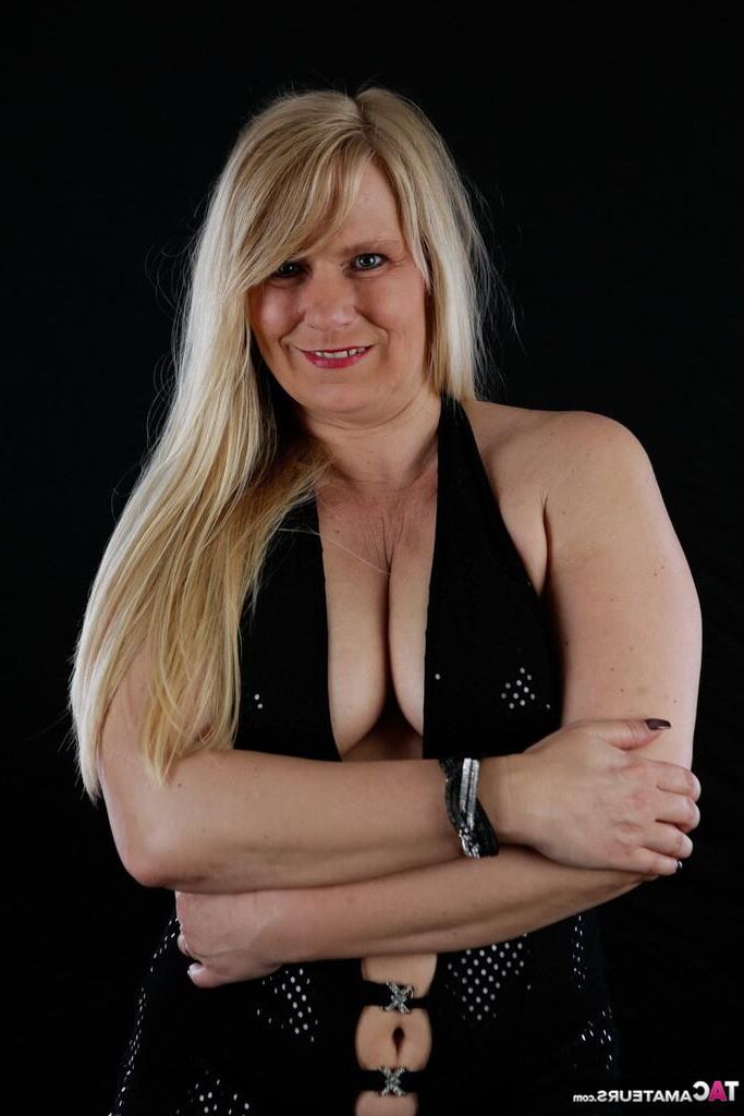 MILF Paradise: Are you staring at my cleavage? Naughty boy!