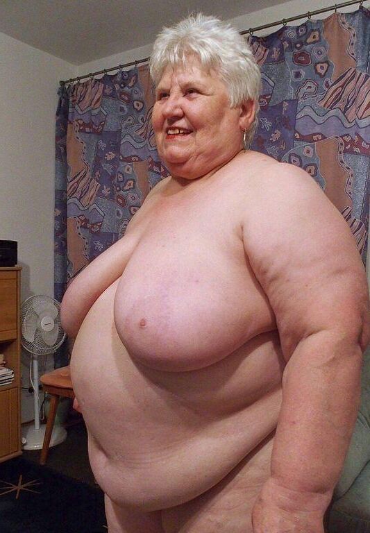 BEAUTIFUL BIG MATURE BOSOMS AKULA