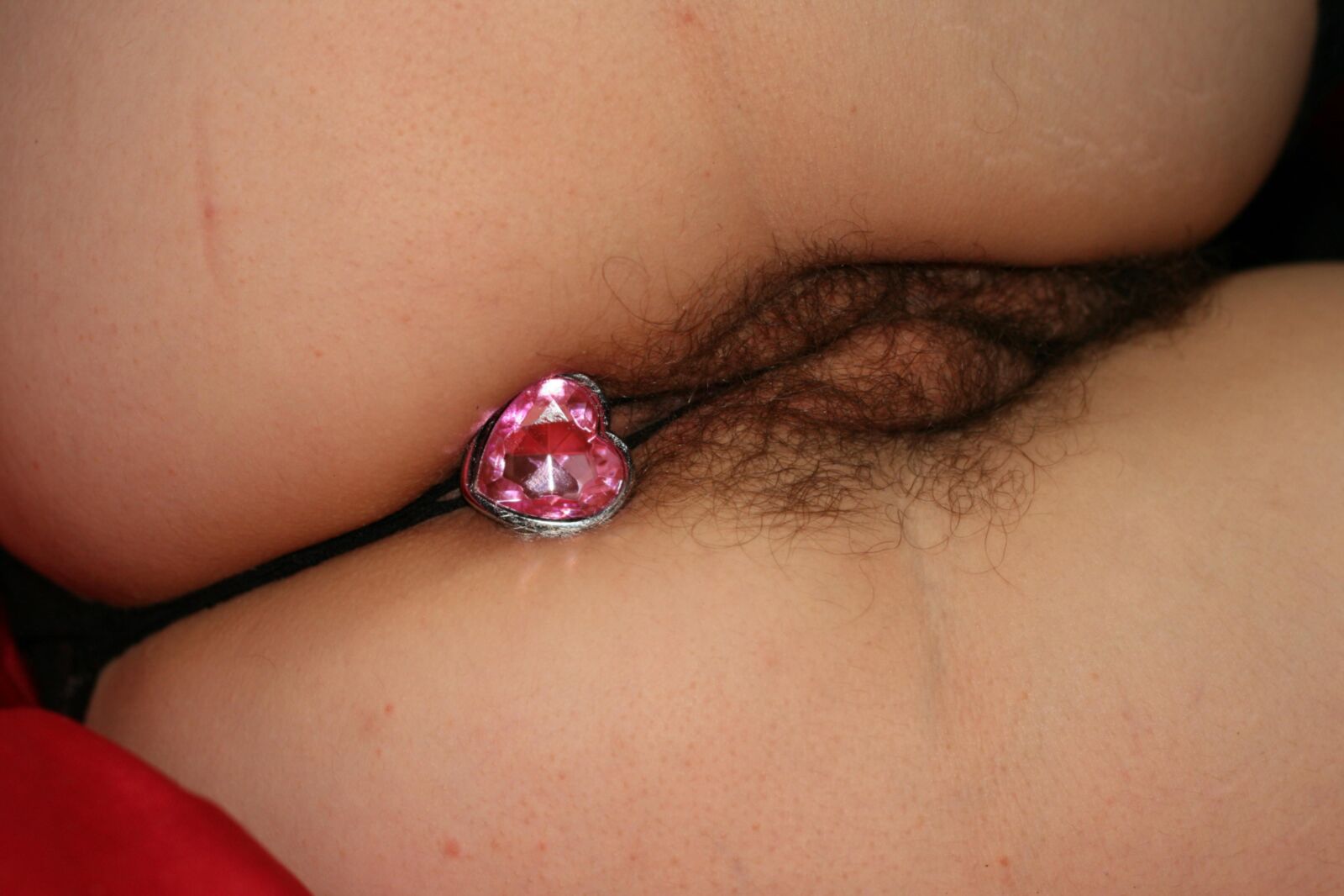 com um plugue em forma de coração vermelho