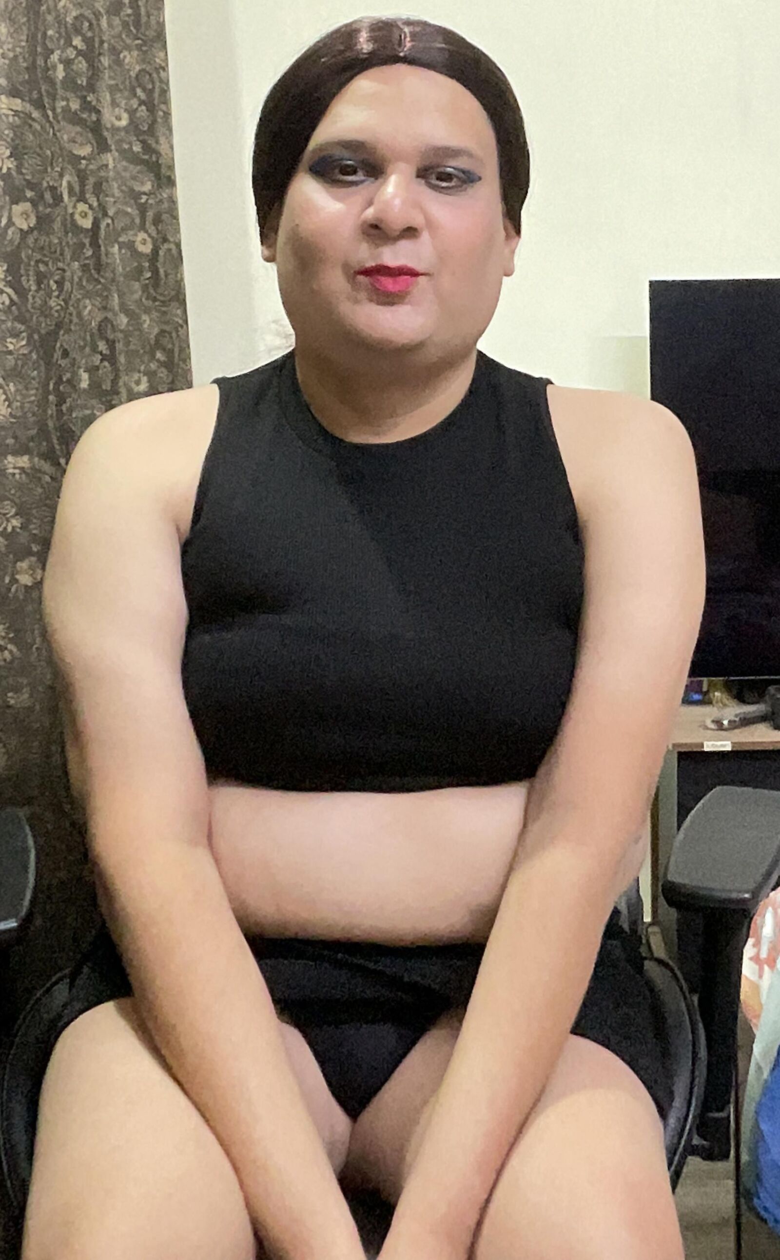 Shemale Monica M в шоу в черной юбке