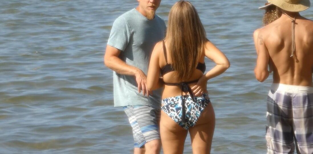 Mãe da bunda flácida de Fatass na praia