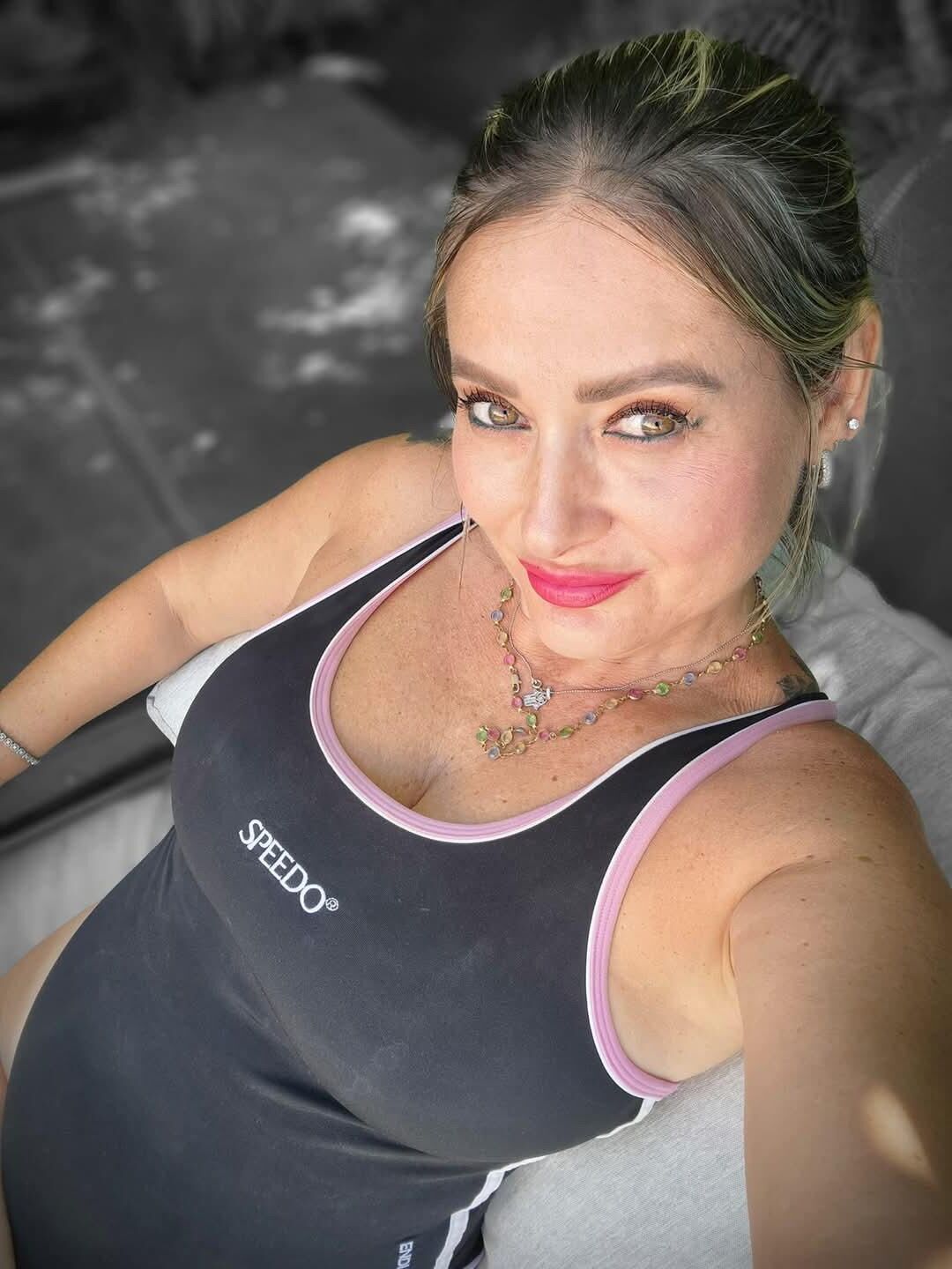 Yo milf из Израиля Лиора показывает свою коллекцию бикини