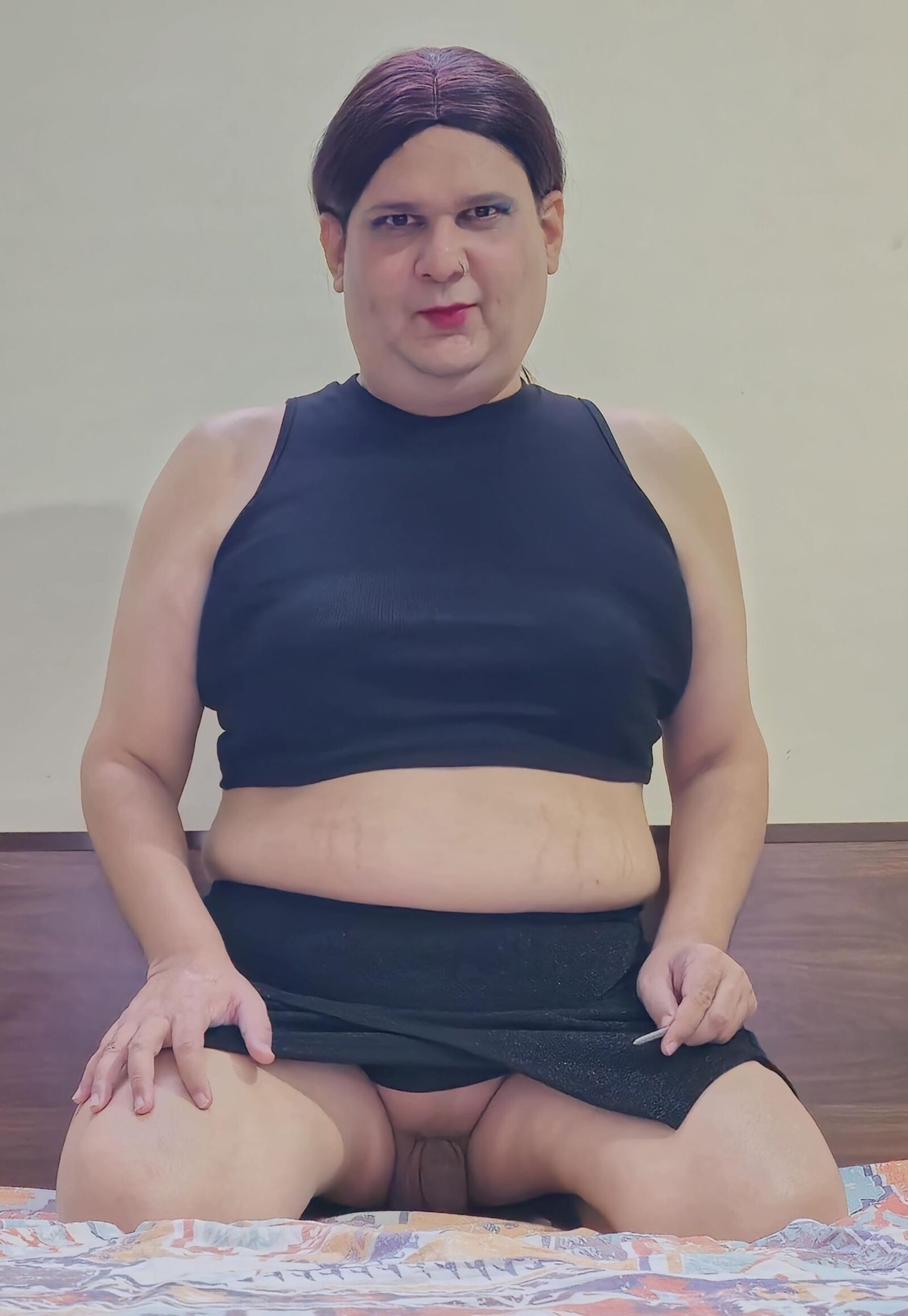Shemale Monica M в шоу в черной юбке