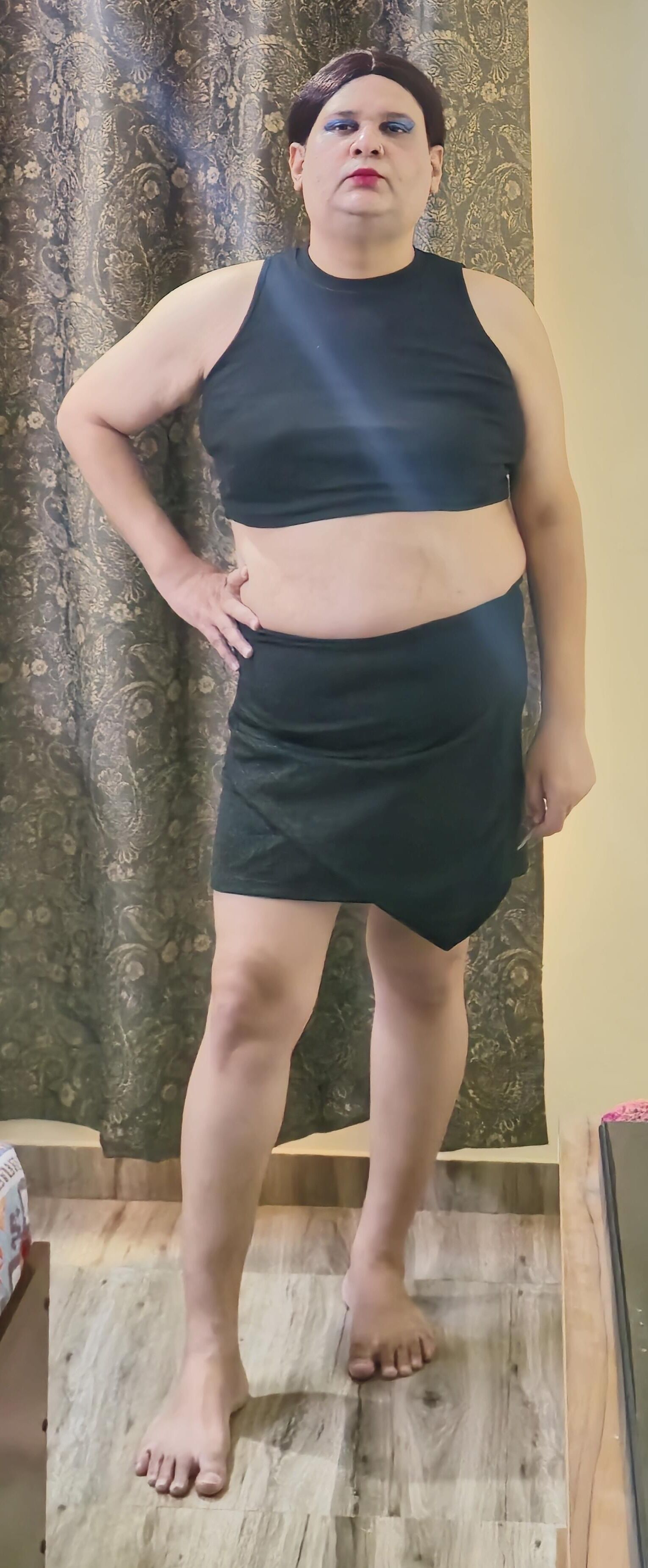 Shemale Monica M в шоу в черной юбке