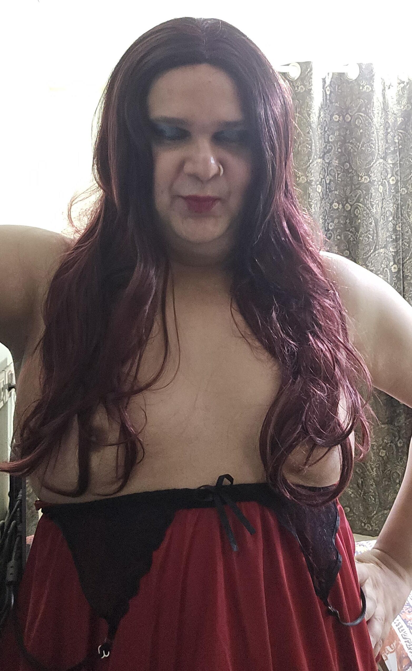 transexual Monica M en el set de lencería roja