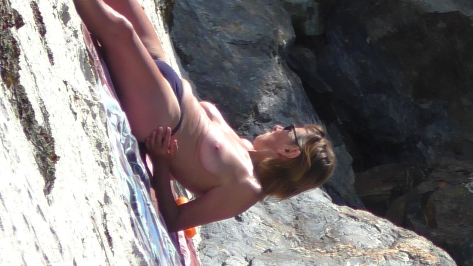 Mature nue sur la plage