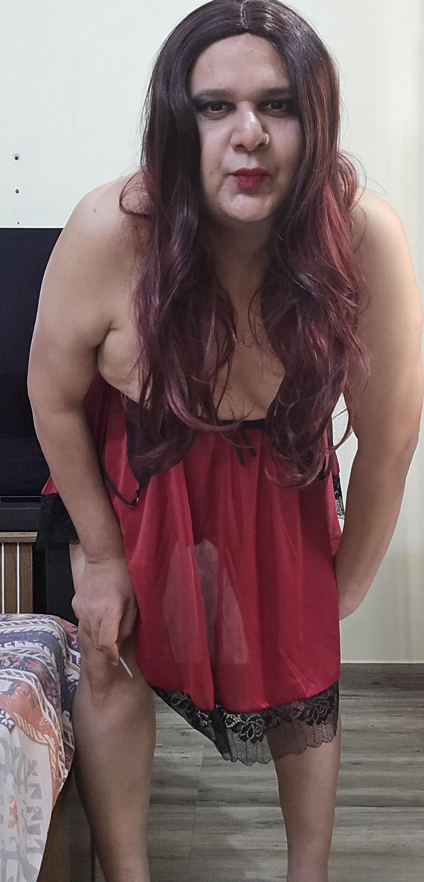 transexual Monica M en el set de lencería roja