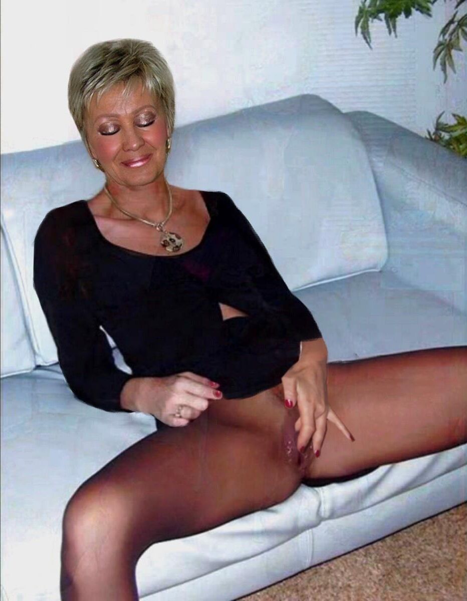 Mamá extiende sus muslos