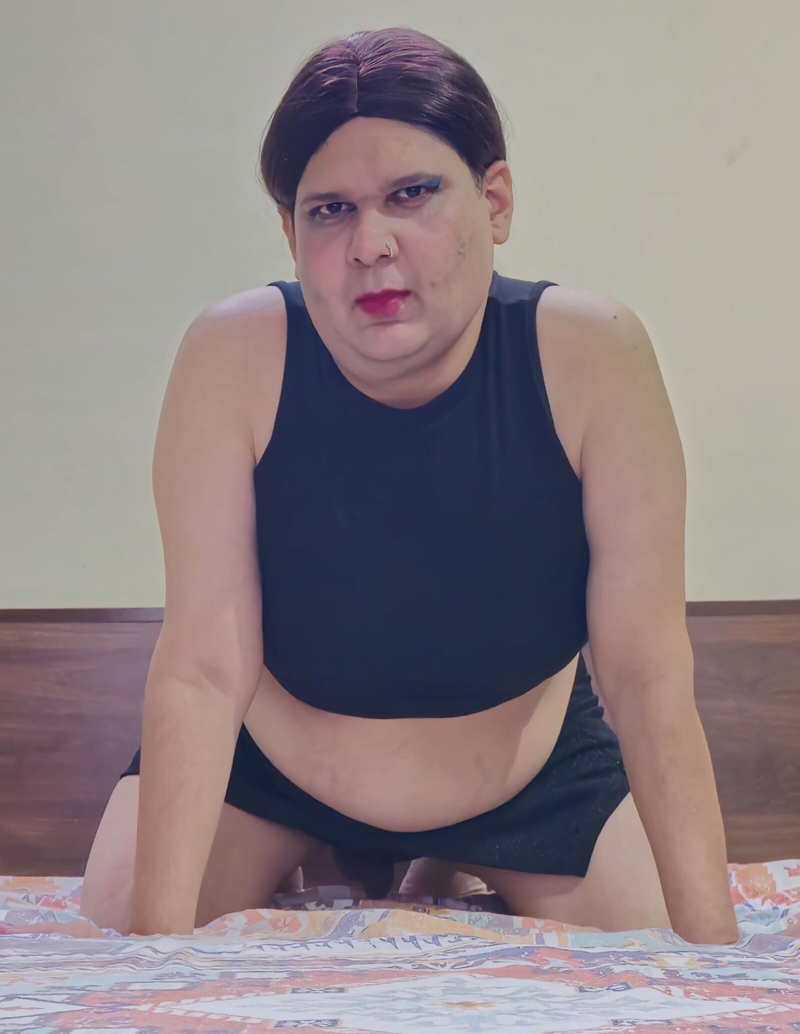 Shemale Monica M в шоу в черной юбке