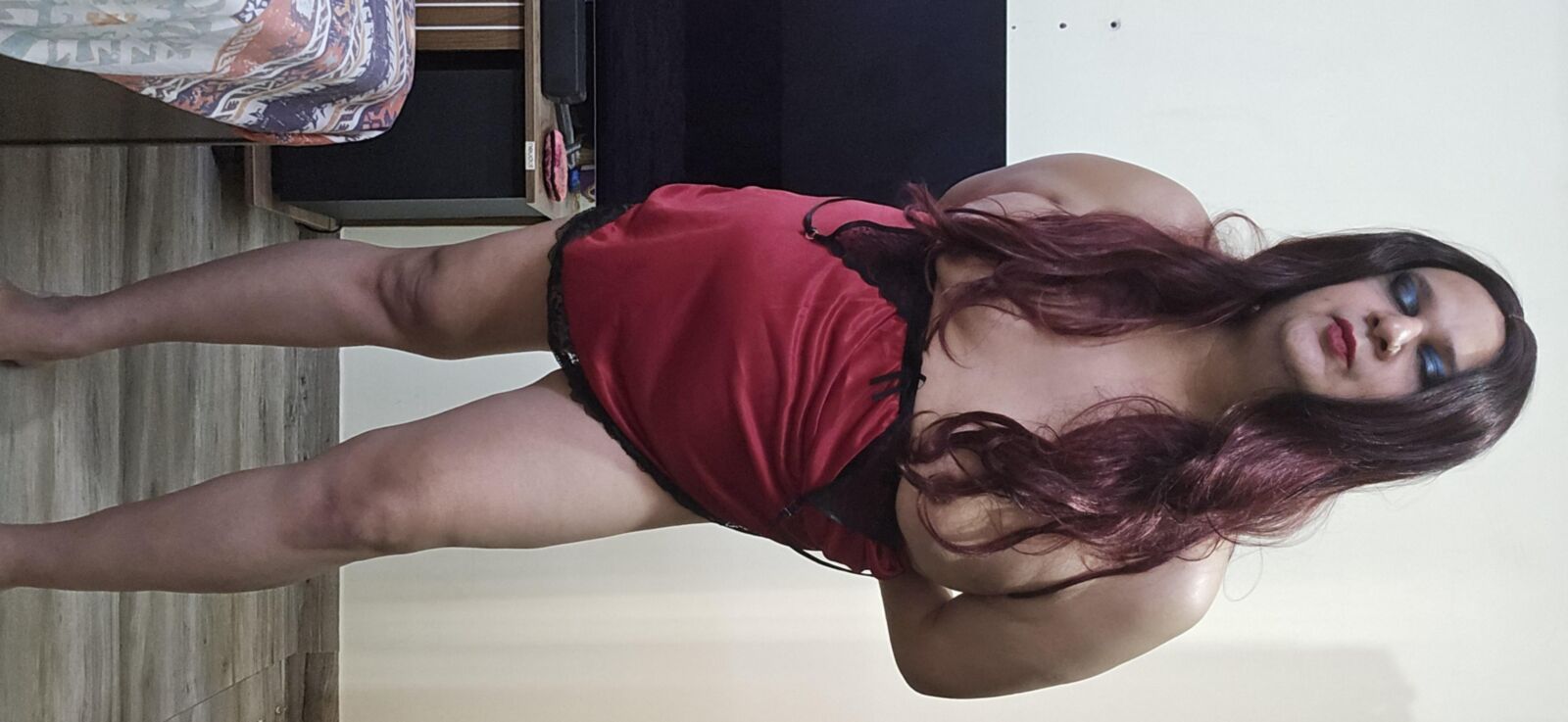 transexual Monica M en el set de lencería roja