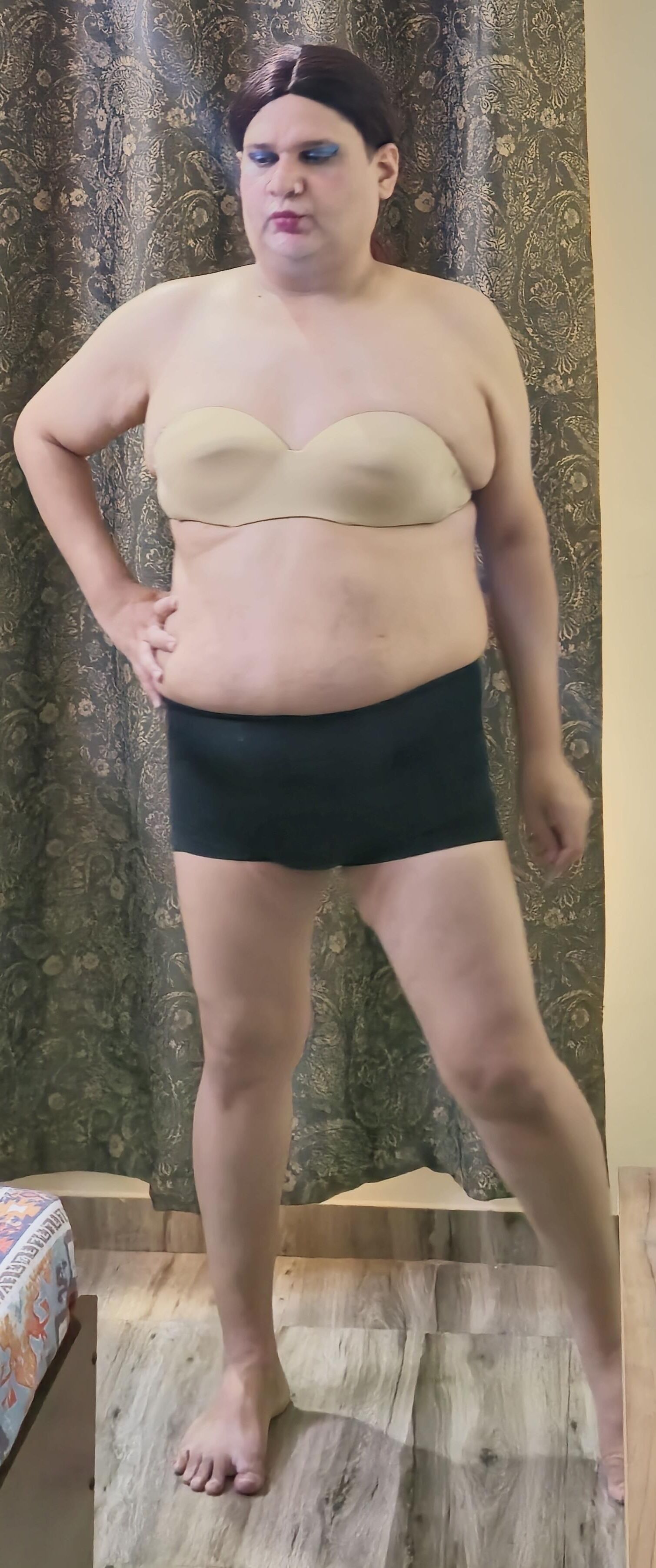 Shemale Monica M в шоу в черной юбке