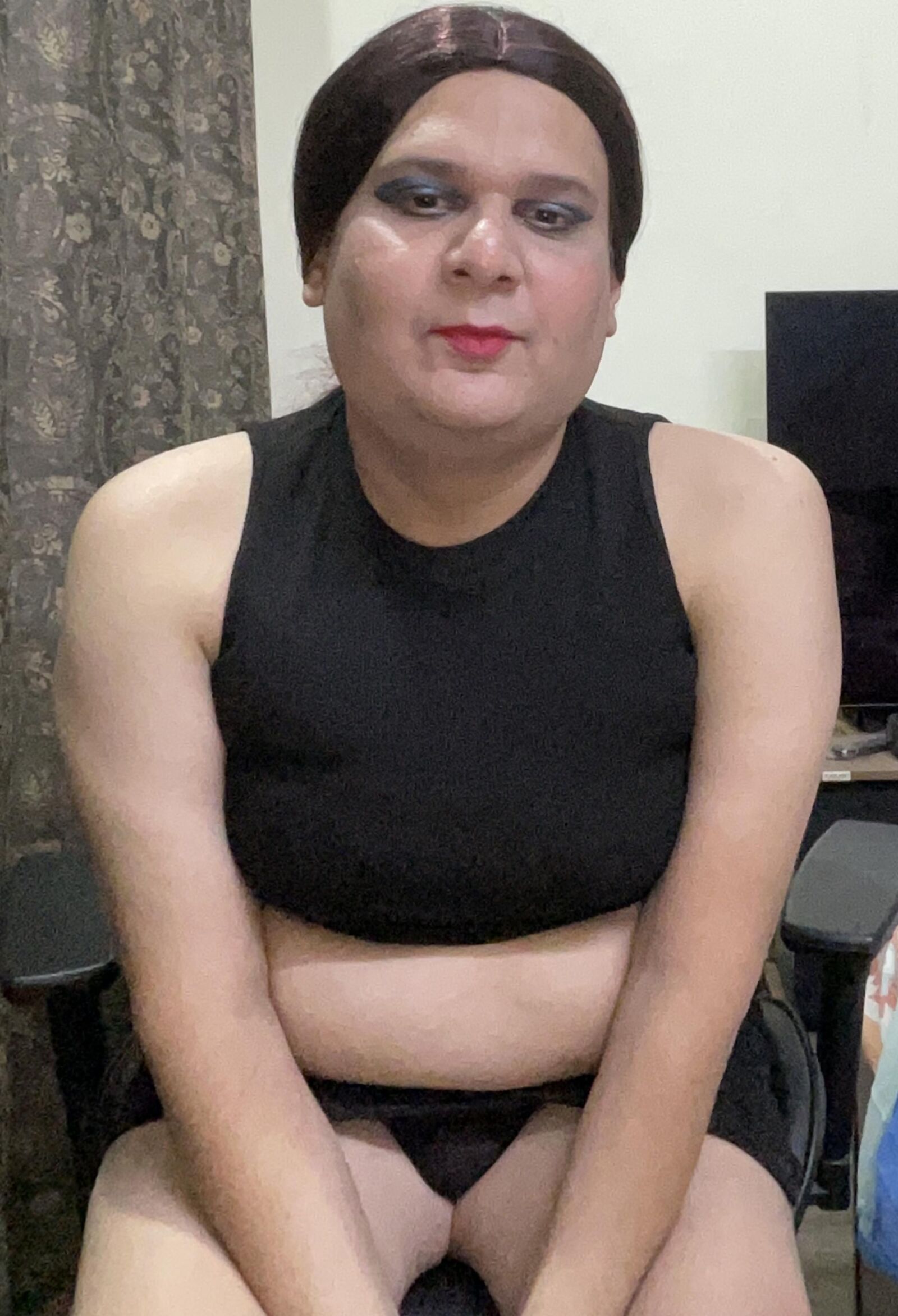 Shemale Monica M в шоу в черной юбке