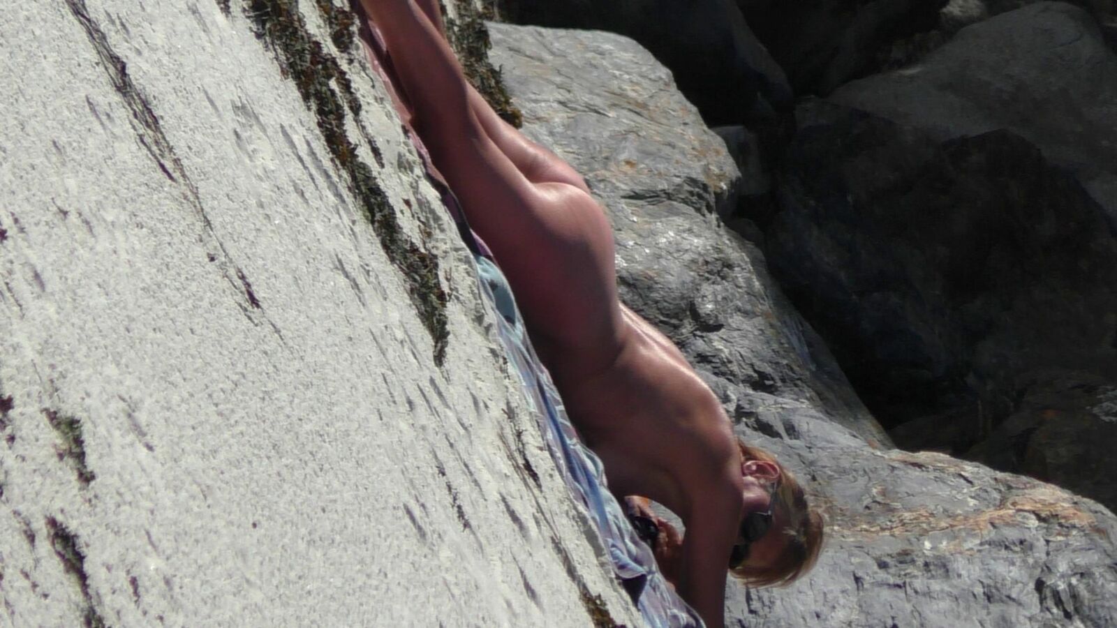 Mature nue sur la plage