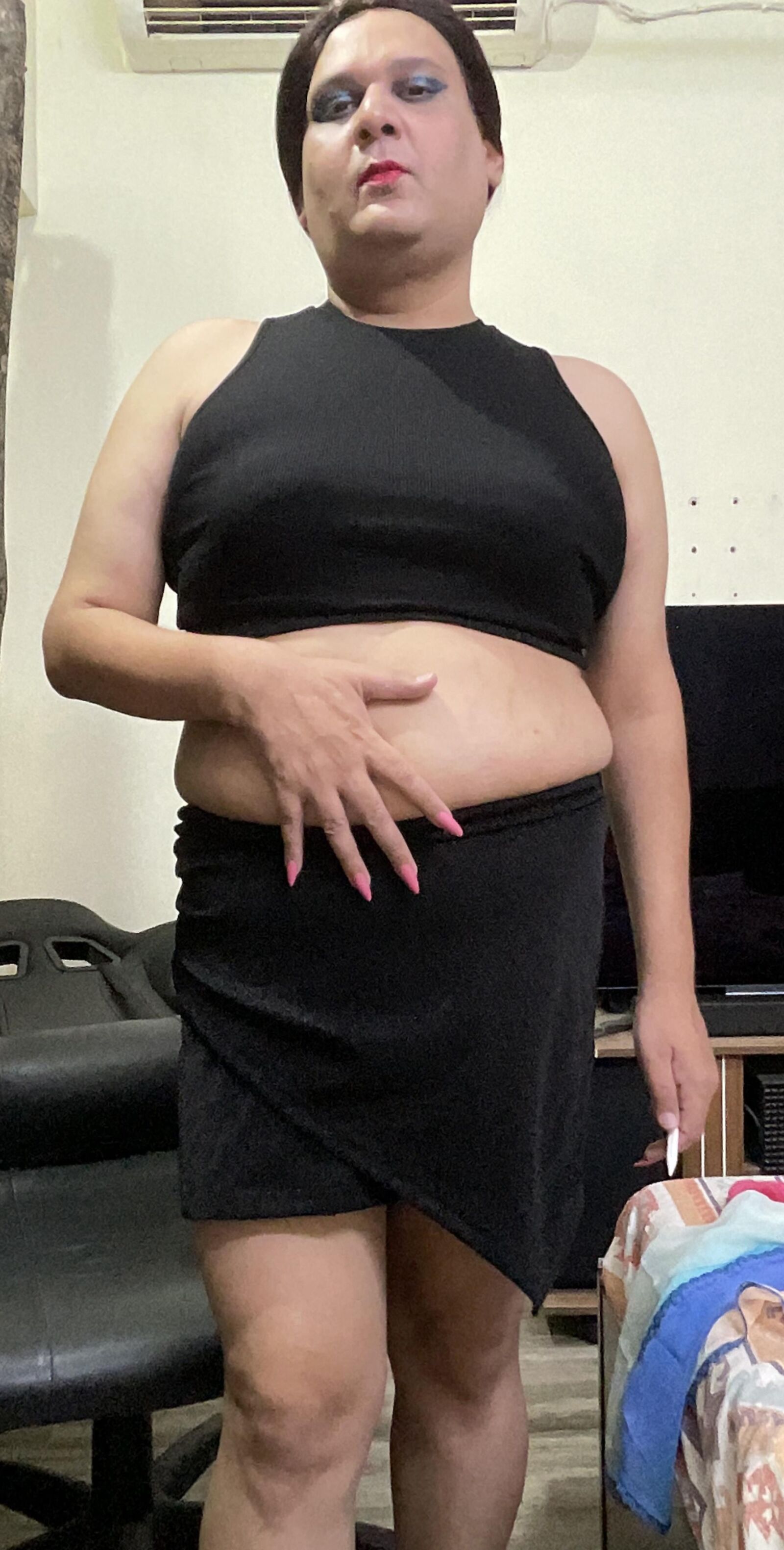 Shemale Monica M в шоу в черной юбке