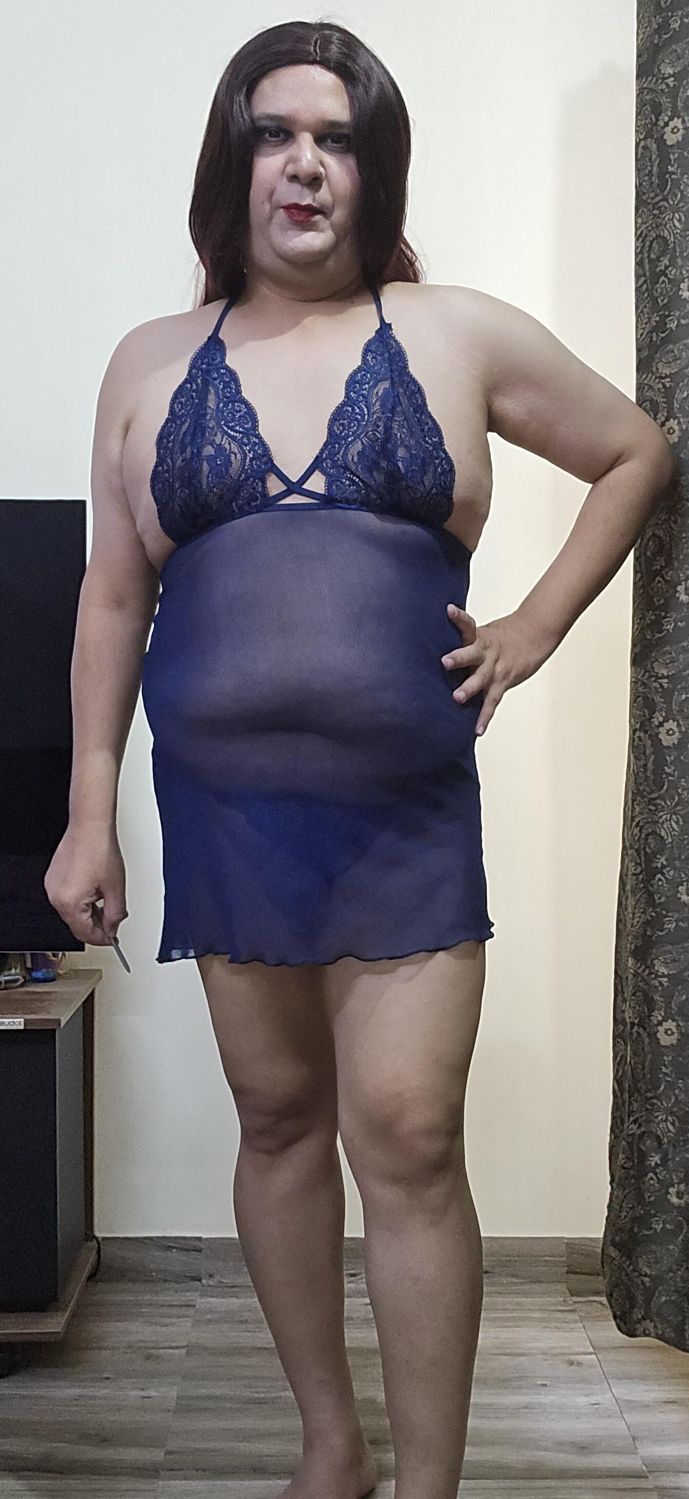 рыжеволосой транспортировки Моника М в голубом BabyDoll