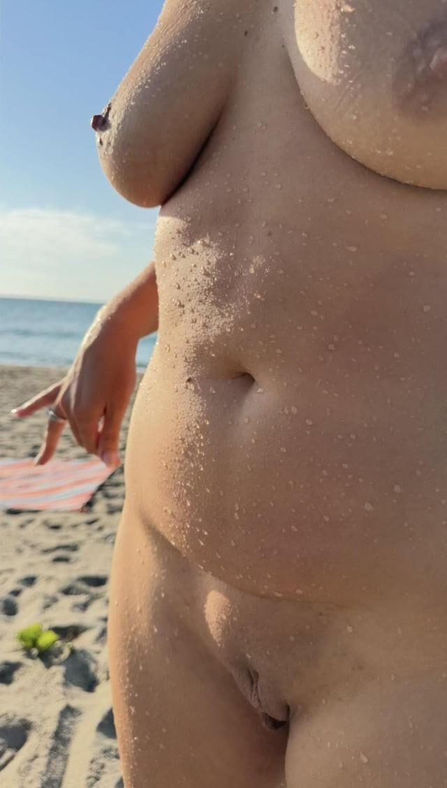 Awesome beach loving hot couple / hot body / horny piss pussy