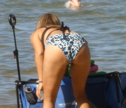 Mãe da bunda flácida de Fatass na praia