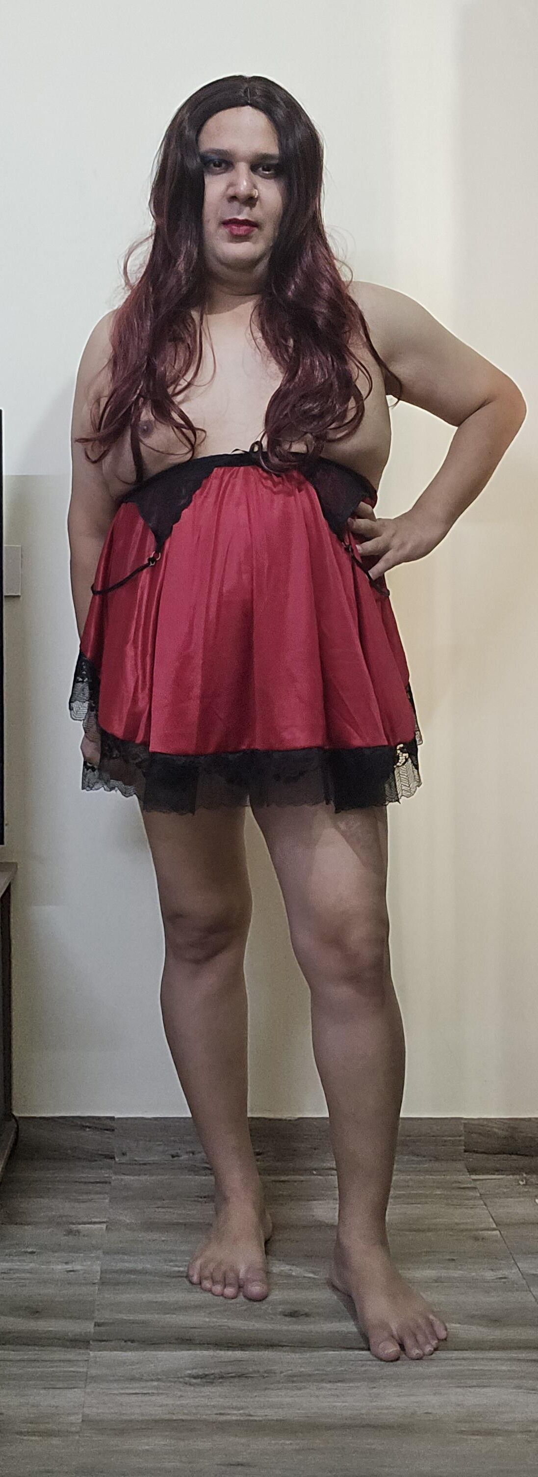 transexual Monica M en el set de lencería roja
